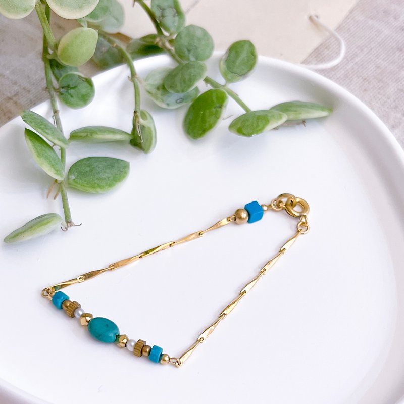 Customized Turquoise Pearl Bronze Bracelet - สร้อยข้อมือ - เครื่องประดับพลอย สีเขียว