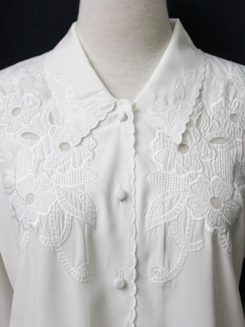 【RE0407T1935】森林系復古胸口花朵刺繡白色古著襯衫 - 恤衫 - 聚酯纖維 白色