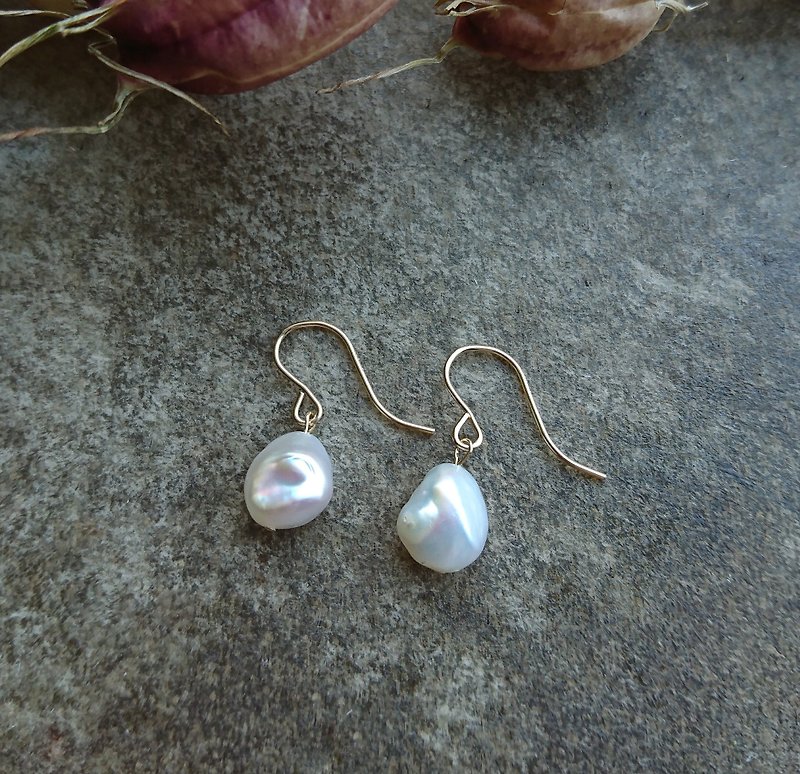 Natural Baroque Pearl Earrings - ต่างหู - โลหะ ขาว