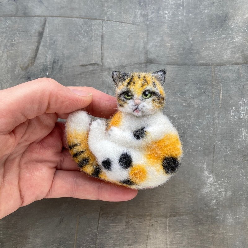 Three-colored cat realistic cat pin for women Cute felted wool cat brooch - Brooches - Wool Orange