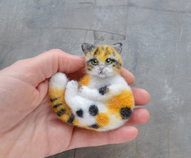 3色の猫のリアルな女性用猫ピン かわいい羊毛フェルトの猫ブローチ - ショップ Feltedclouds ブローチ - Pinkoi