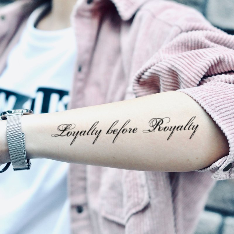 OhMyTat 英文字句 Loyalty Before Royalty 刺青紋身貼紙 (2 張) - 紋身貼紙/刺青貼紙 - 紙 黑色