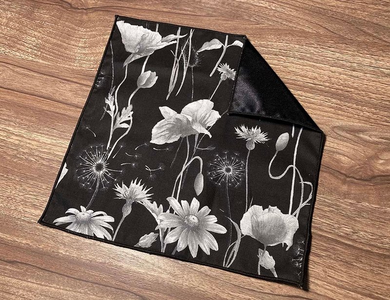 Black and white floral pocket square Pocket Square - หูกระต่าย/ผ้าพันคอผู้ชาย - ผ้าฝ้าย/ผ้าลินิน สีดำ