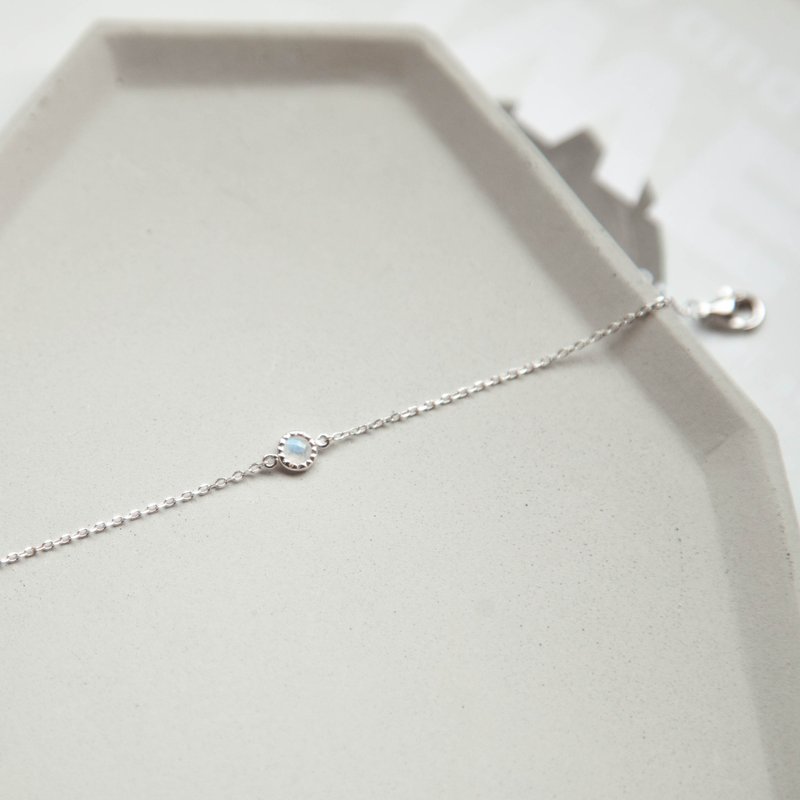 Blue halo moonstone small disc bracelet | natural stone | light jewelry. Blu-ray. gift. Friendship - สร้อยข้อมือ - เงินแท้ สีเงิน