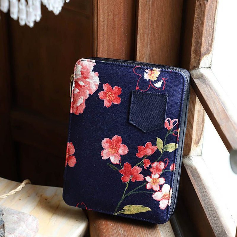 Chuyu A6/50K 花布拉鍊包書衣/日系花布/多功能書皮書套/收納包 - 書衣/書套 - 棉．麻 多色