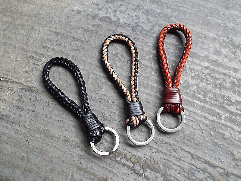 Woven leather key ring, handmade leather goods, vegetable tanned leather - Keychains - Genuine Leather Multicolor
