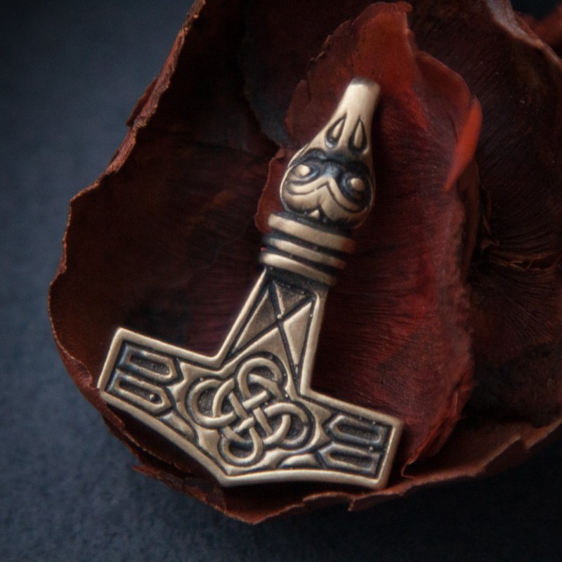 Thor Hammer pendant with raven head. Replica Bird necklace. Mjolnir jewelry - สร้อยคอ - วัสดุอื่นๆ สีส้ม