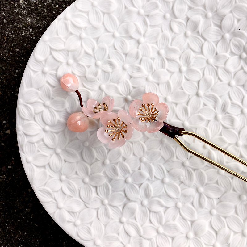 【winter. Winter Plum] [Twelve Flower Season-January] Plum hairpins. Hand-made Japanese resin floral decorations. - เครื่องประดับผม - เรซิน สึชมพู