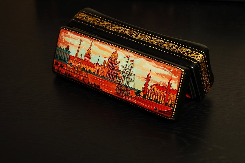 サンクトペテルブルク ラッカー ボックス 手描きの装飾的なギフト - 置物 - その他の素材 レッド