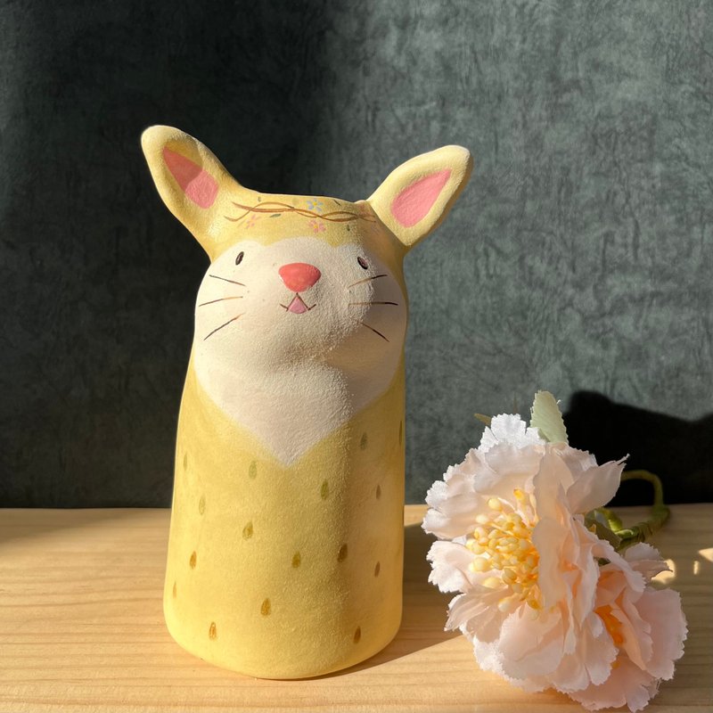 A Lu 兔兔陶花器/擺飾/禮物/手作手繪 原創僅此一件 - 花瓶/花器 - 陶 多色