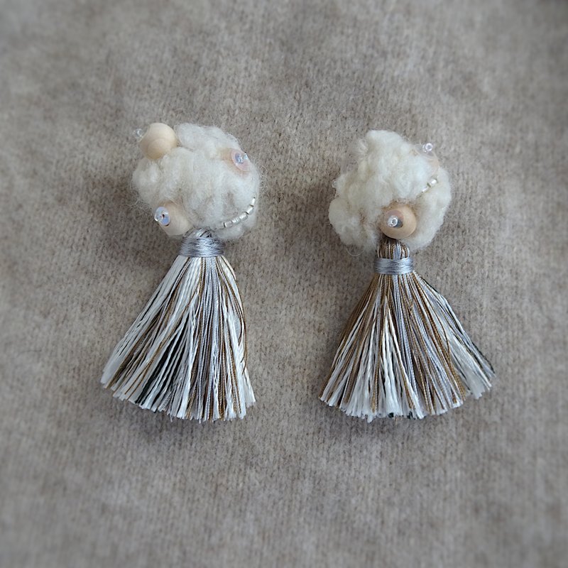 pierced earring     wool x tassel x wood beads - ต่างหู - งานปัก สึชมพู