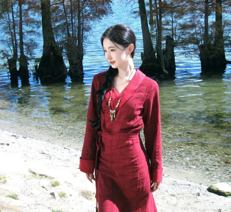 【拉薩沙漠】新中式復古藏風 系帶翻領連衣裙 - 洋裝/連身裙 - 其他材質 紅色