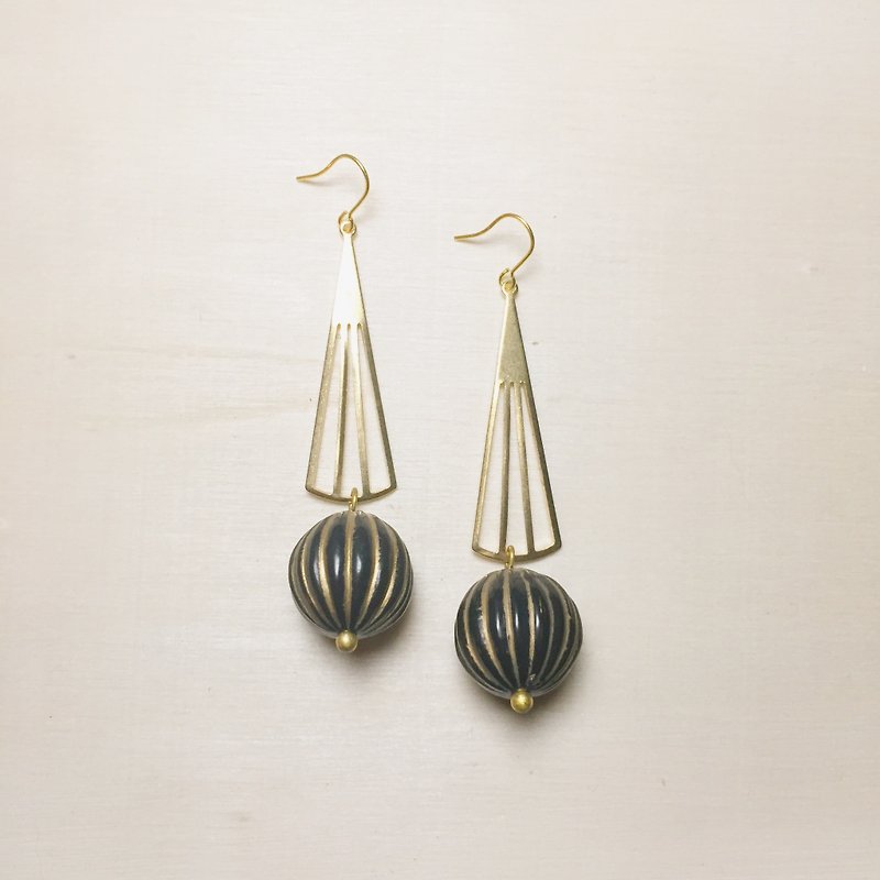 Retro black big pumpkin long fan earrings - ต่างหู - เรซิน สีดำ
