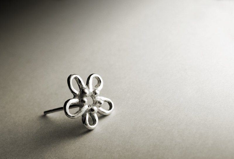 Hollow flower shape sterling silver earrings (single/pair) - ต่างหู - โลหะ สีเงิน
