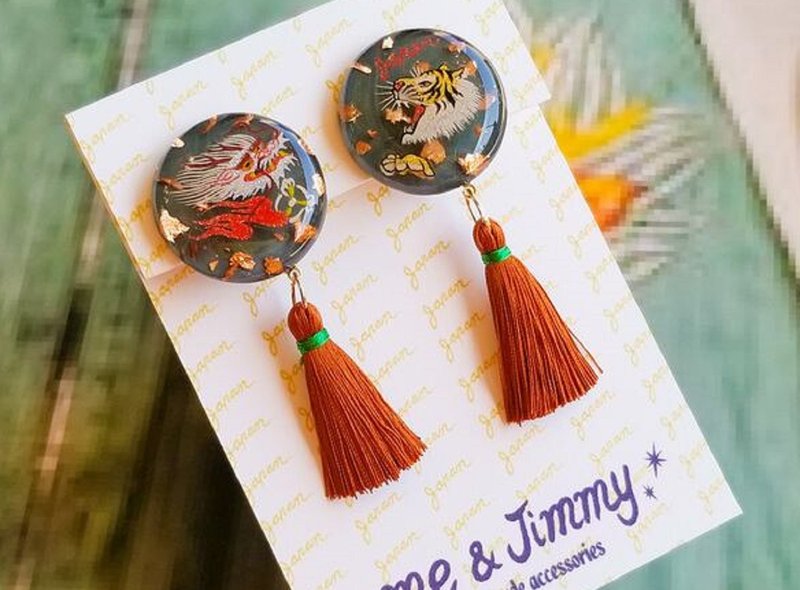 Tiger and Dragon Tassel Earrings / Clip-On[Khaki Gray x Copper] - ต่างหู - เรซิน สีเทา