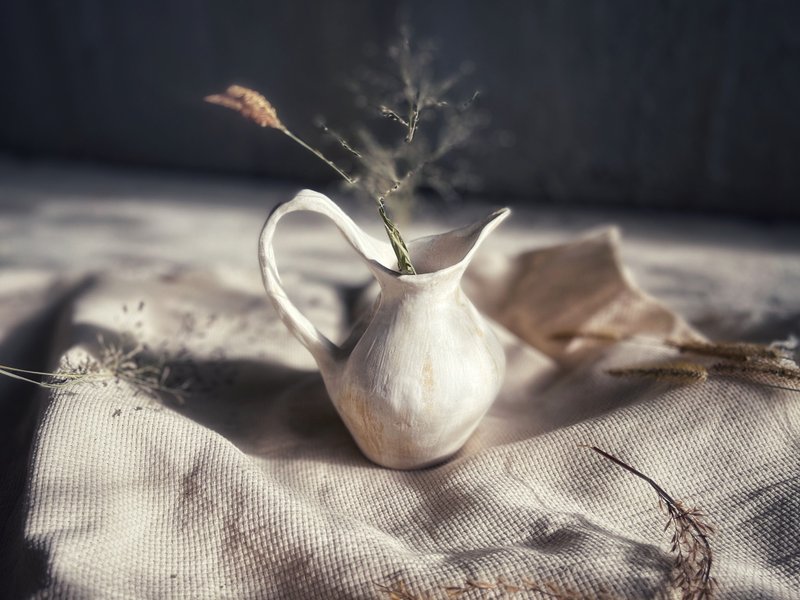 桌上的白陶糖霜 / 鵝頸壺乾式花器・花瓶・茶酒壺 - 花瓶/花器 - 陶 白色