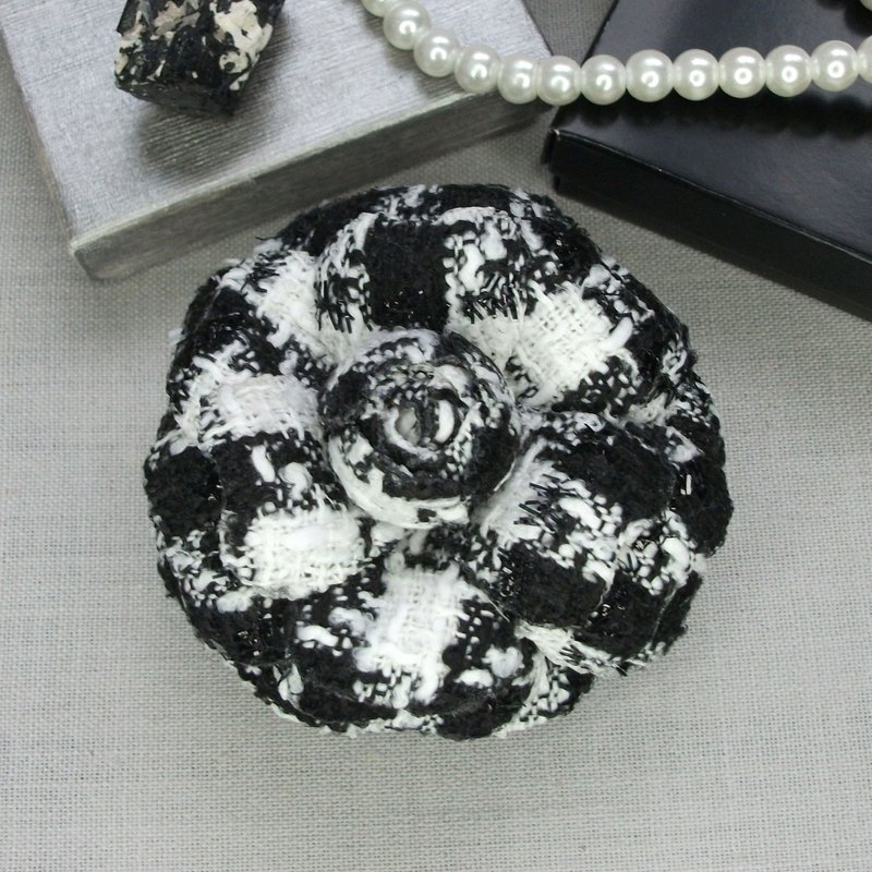 Camellia flower brooch is made of black&white fabric - 胸針 - 羊毛 白色