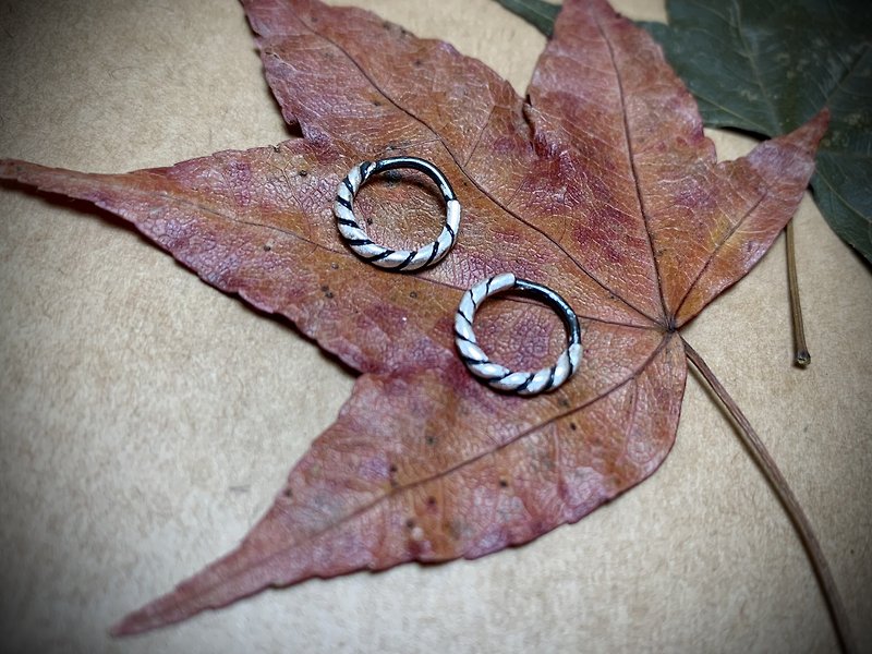 純銀麻花小耳環(一對700) - 耳環/耳夾 - 純銀 銀色