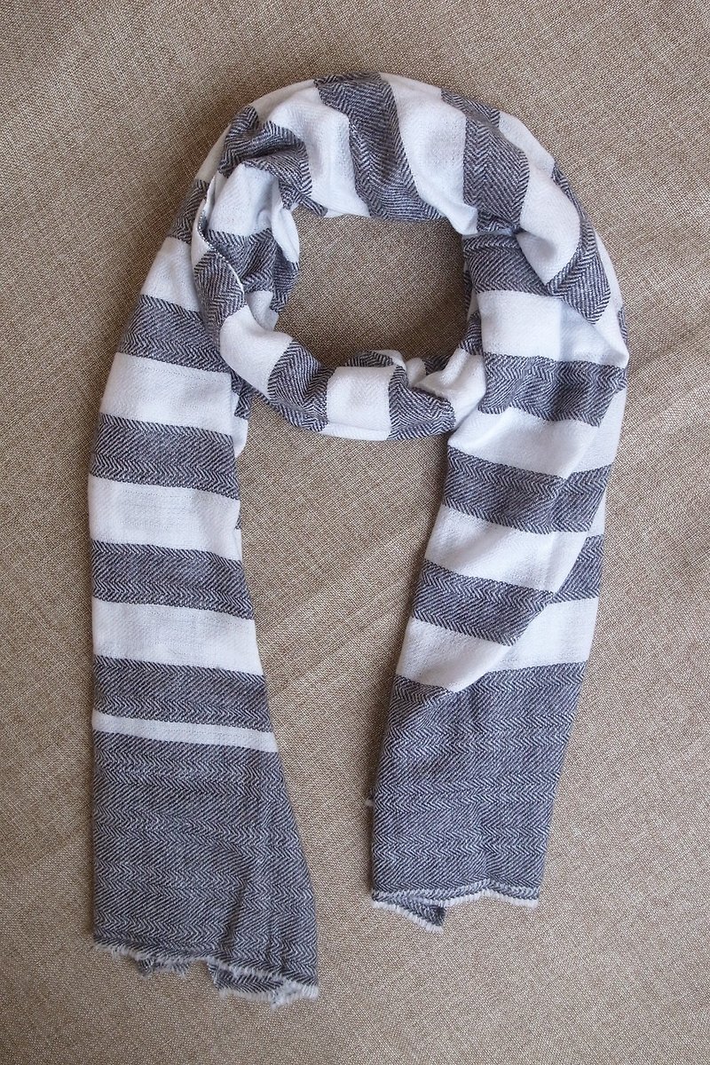 【樂拍子】喀什米爾羊毛圍巾/披肩Hand made in Nepal（條紋_灰） - 絲巾 - 羊毛 灰色