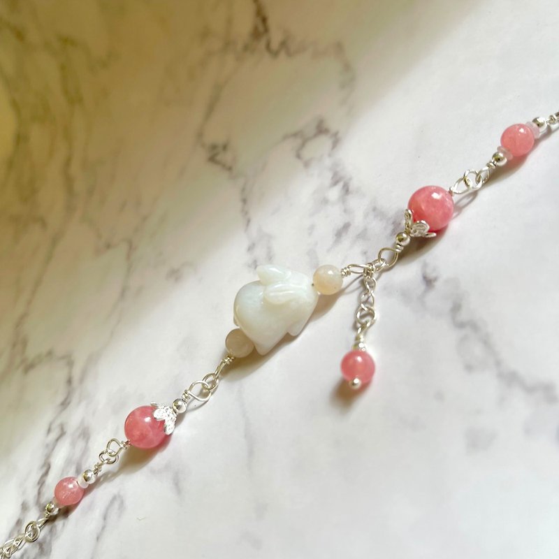 Baby Bunny just wants to be lazy today. Coral jade ruby ​​Stone 925 sterling silver bracelet - สร้อยข้อมือ - คริสตัล สึชมพู