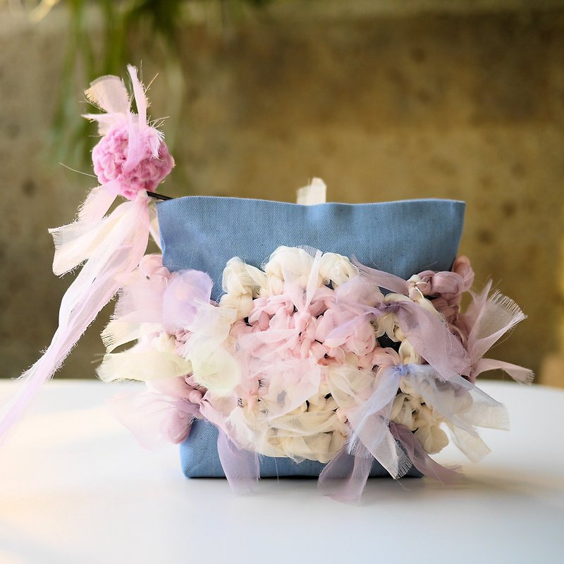 Bloom knitting Flower × denim pouch -Girly Pastel - กระเป๋าเครื่องสำอาง - ผ้าฝ้าย/ผ้าลินิน สึชมพู