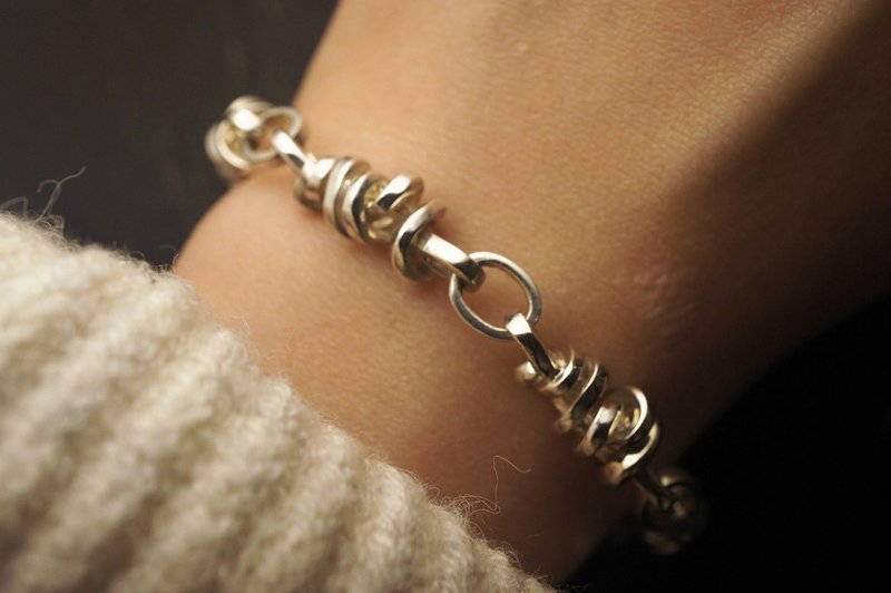 925 Sterling silver rolling Hitch Knot Bracelet - สร้อยข้อมือ - เงินแท้ สีเงิน