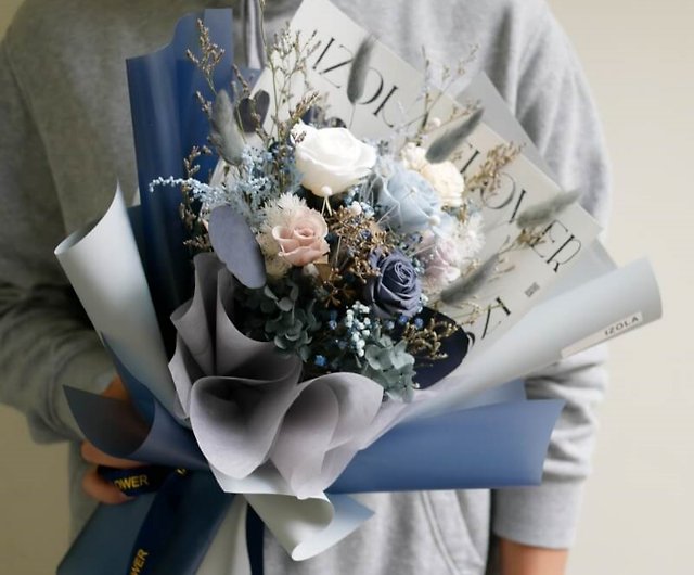 Lucky In Love Roses Gift Box| Flower delivery Lebanon |Send flowers to  Lebanon