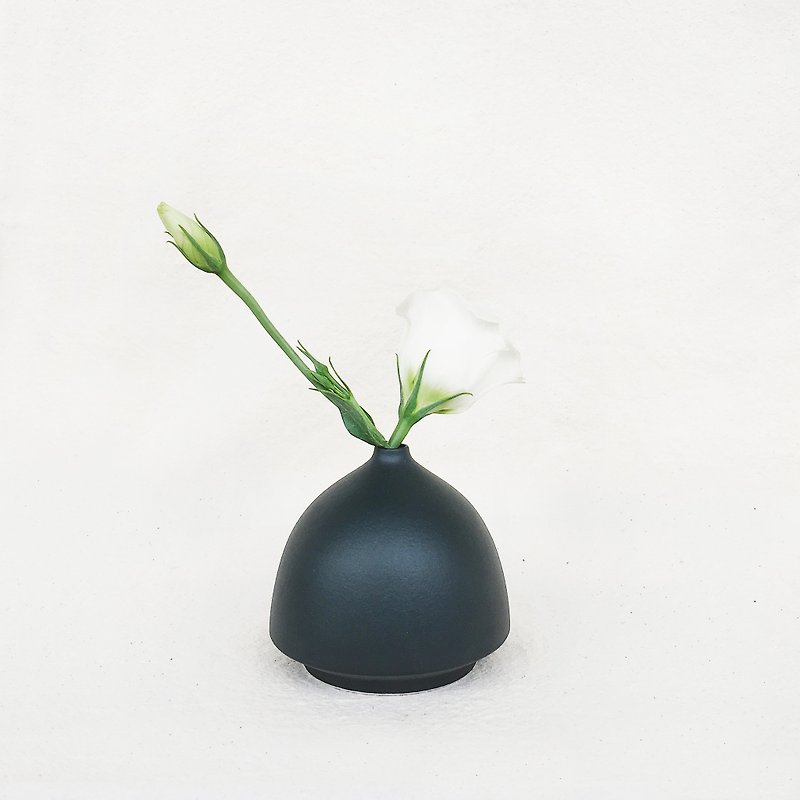 シンプルな北欧スタイルの花-ハーフシリンダーメタルブラック - 花瓶・植木鉢 - 磁器 ブラック