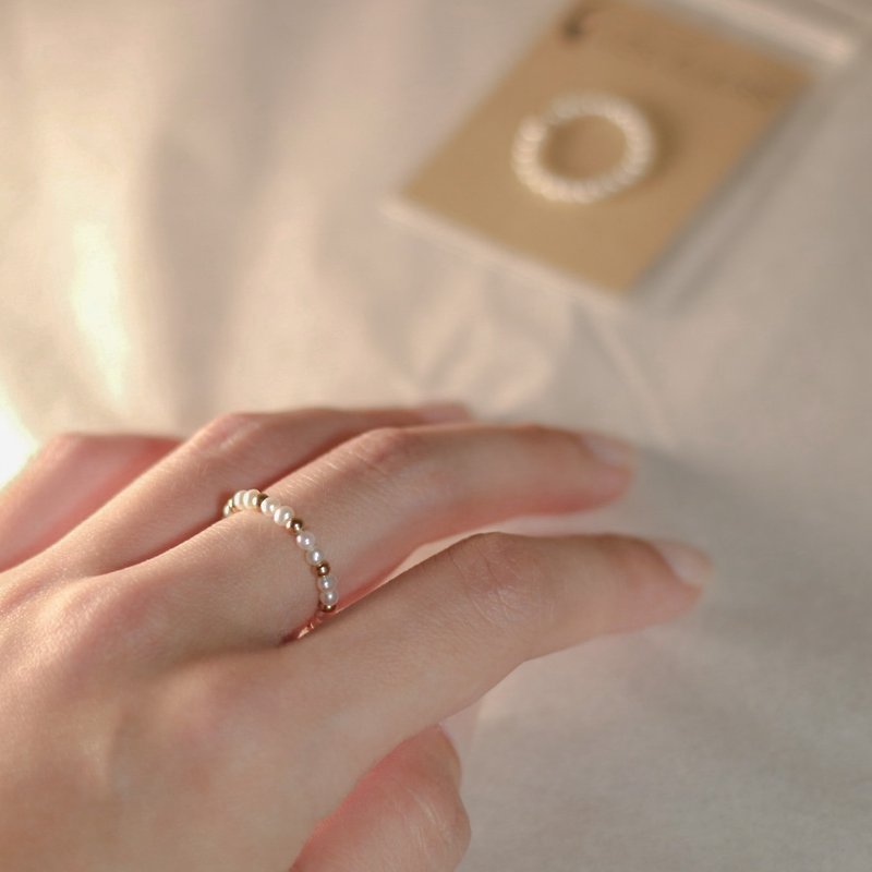 Les Clairs 手作雙層小圓珍珠與銅珠相間戒指 黃銅 - 戒指 - 珍珠 白色