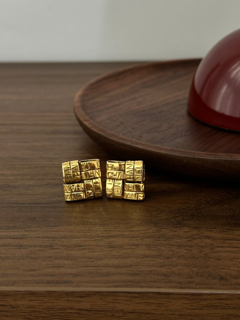 中古配飾 CHANEL 香奈兒 復古金色立體Logo耳環 - 耳環/耳夾/耳骨夾 - 其他材質 金色