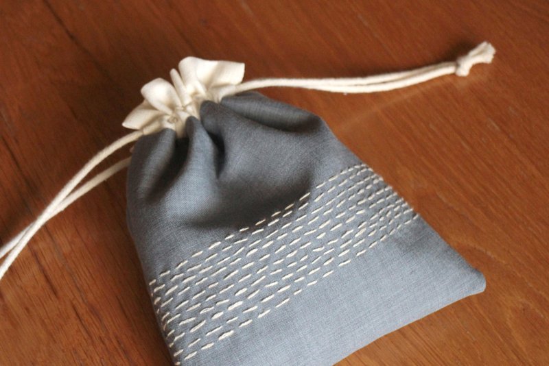 手工刺繡束口袋 萬用包 /  川 - 化妝包/收納袋 - 棉．麻 藍色