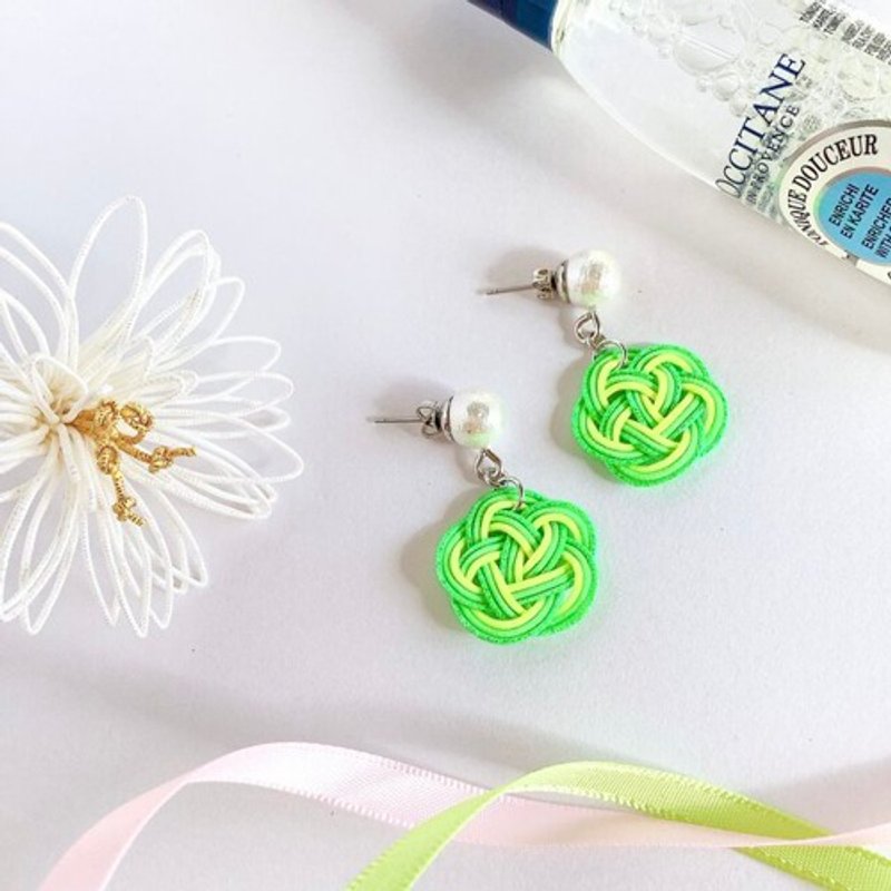ピアス【ライムソーダ】水引製　お花とコットンパール　蛍光　グリーン　レモン　ゆらゆら - 耳環/耳夾/耳骨夾 - 其他材質 綠色