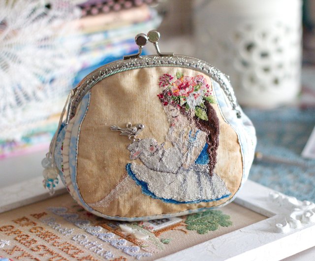 Handmade quilted pouch, purse with cute Foxies micro cross stitching - Shop  LittleRoomInTheAttic Toiletry Bags & Pouches - Pinkoi