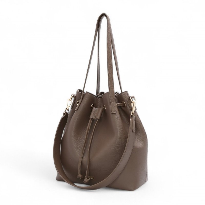 ANNA DOLLY simple and elegant drawstring bucket bag earthy color - กระเป๋าหูรูด - วัสดุอื่นๆ สีนำ้ตาล