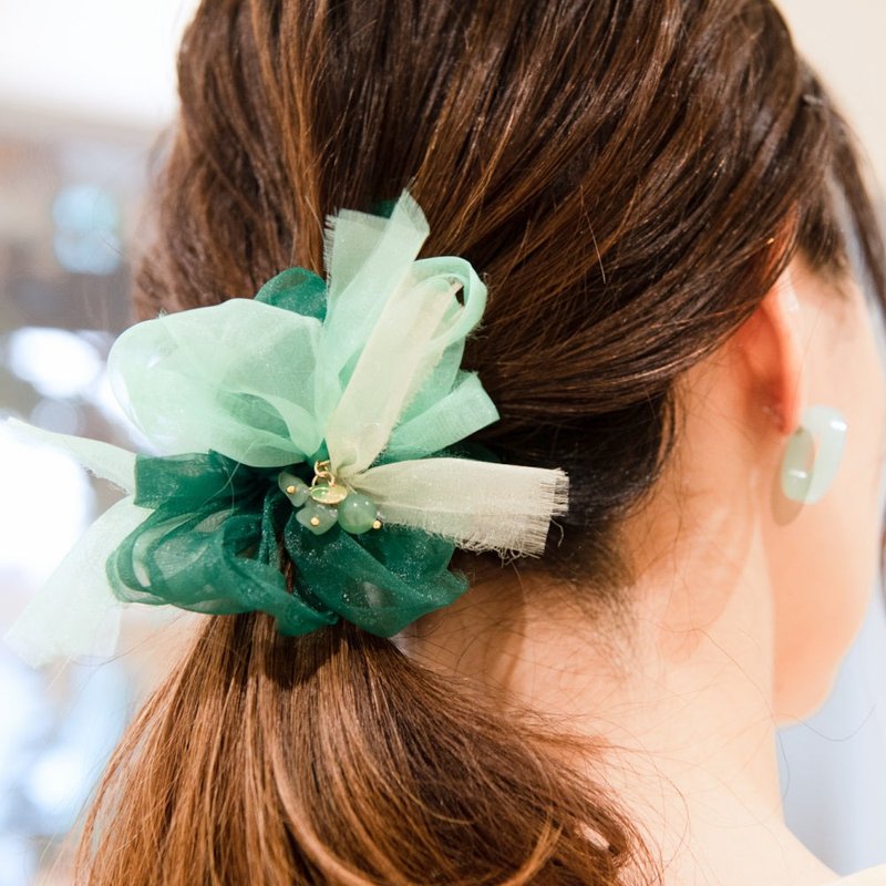 Agate | mini | Scrunchie in bloom | May birthstone - เครื่องประดับผม - วัสดุอื่นๆ สีเขียว