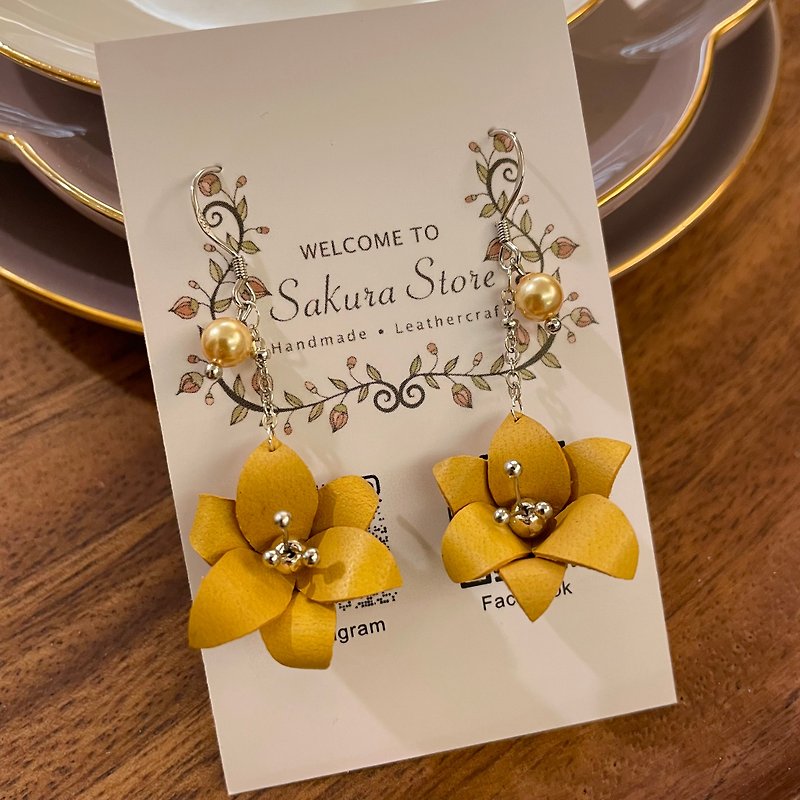 Leather flower earrings with yellow lilies, Austrian crystal pearls and tassels - ของวางตกแต่ง - หนังแท้ สีเหลือง