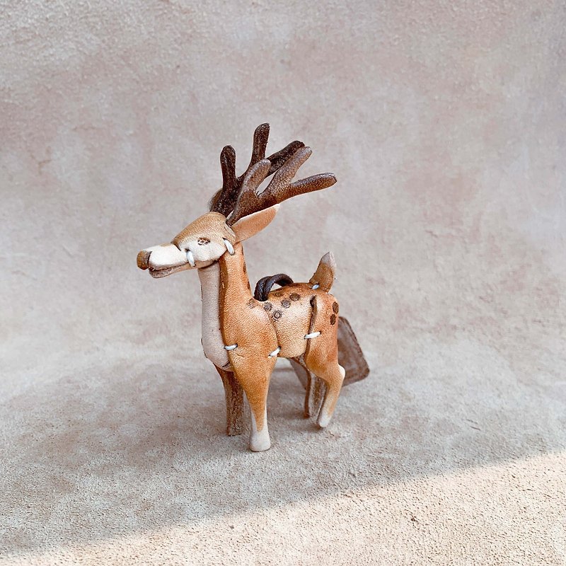 Animal Forest-Sika Deer-Genuine vegetable tanned leather key ring pendant animal shape - Keychains - Genuine Leather Brown