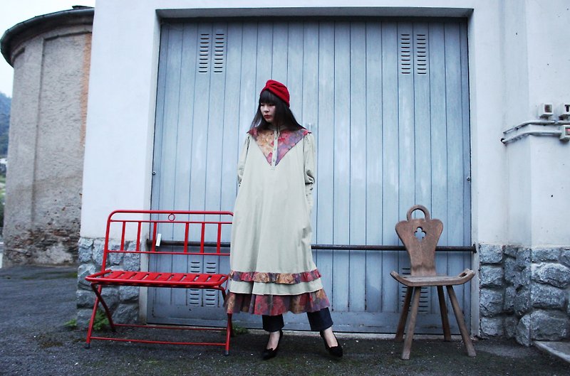 F3087 [Vintage dress] {} Italian system in standard beige skirt large flowers cloth flowers collar stitching flounced long-sleeved dress (Made in Italy) - One Piece Dresses - Cotton & Hemp Khaki