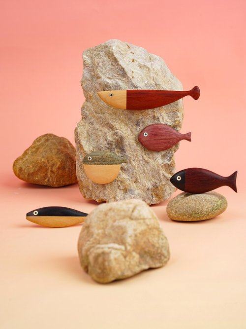 陶器製魚の装飾品 木製箱付き 陶器製魚の装飾品 木製箱付き