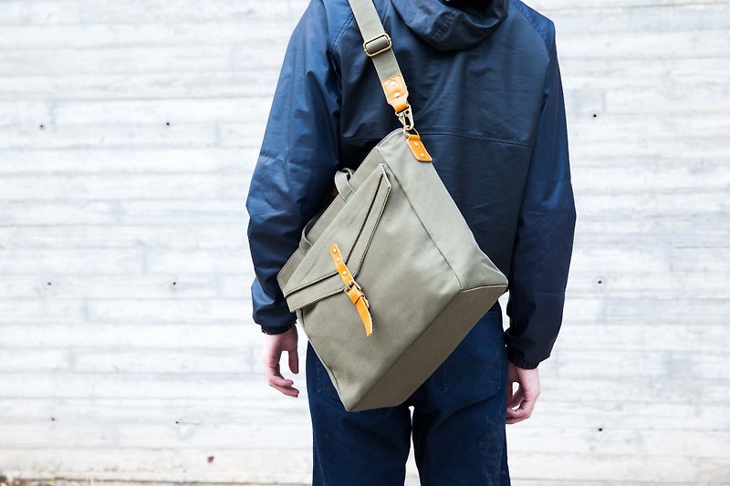 Messenger Bag / Shoulder Bag in Water Resistant Canvas and Leather Army Green - กระเป๋าแมสเซนเจอร์ - ผ้าฝ้าย/ผ้าลินิน สีเขียว