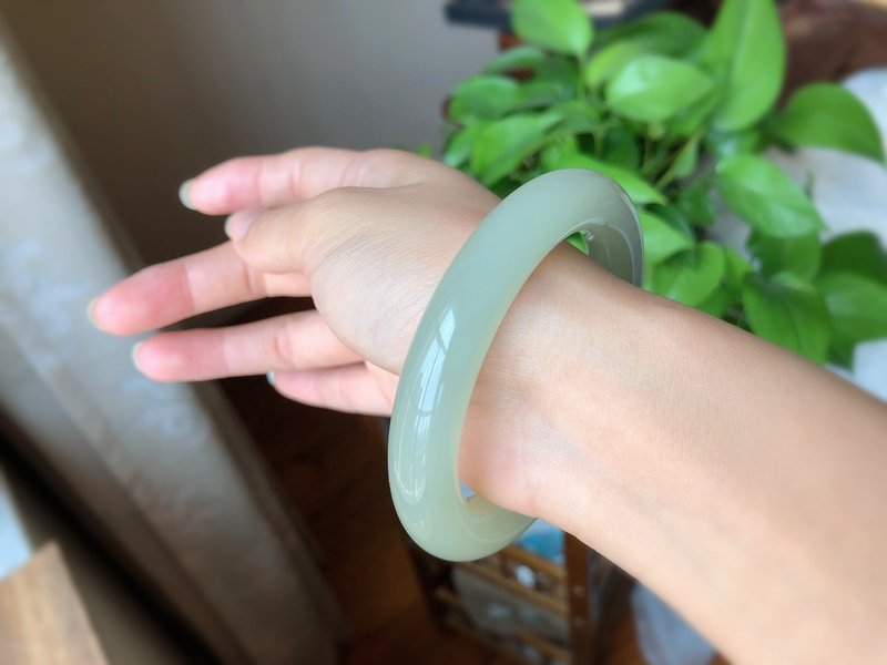 高冰青白色美玉鐲 稀有胖圓條 精緻和田玉 料子冰潤細膩 - 手鍊/手環 - 玉石 