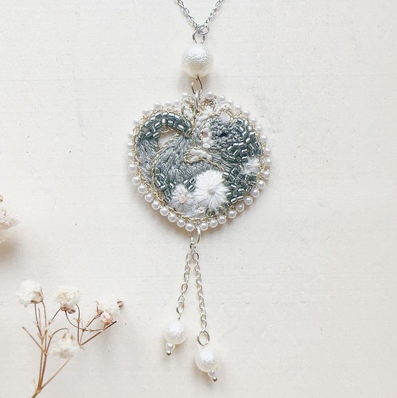 Sleeping Cat in Heart Shape | Embroidery Plated 925 Sterling Sliver Necklace - Necklaces - Thread 