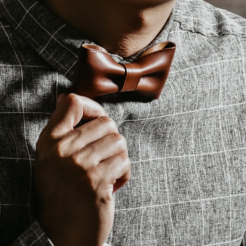 【カスタマイズギフト】レザーボウタイ・カスタマイズデザイン スーツ メンズ - 蝶ネクタイ・つけ襟 - 革 多色