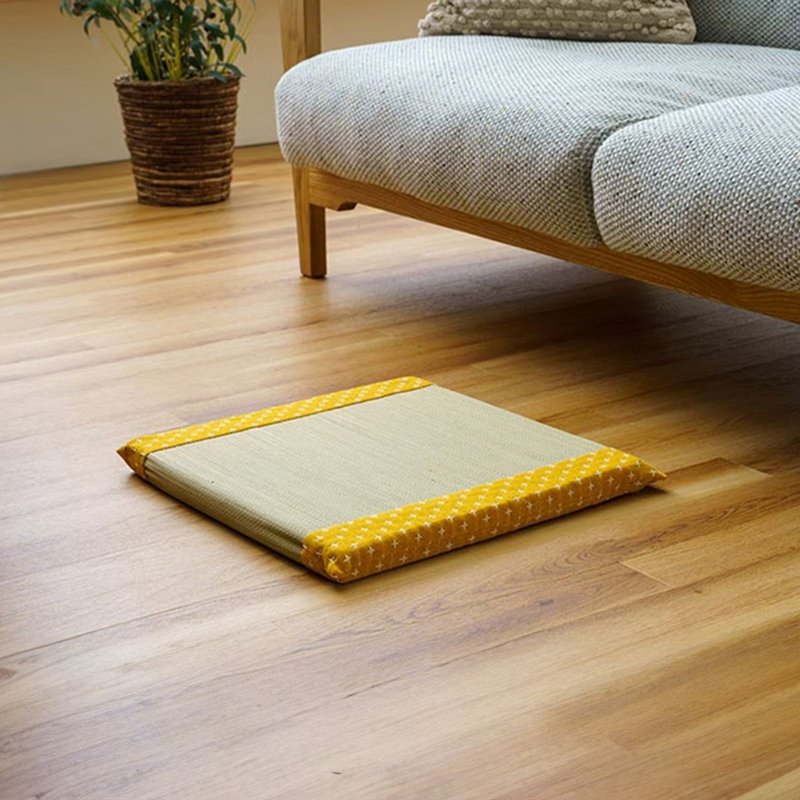 Shiori Embroidered Igusa Seat Cushion - ของวางตกแต่ง - พืช/ดอกไม้ 