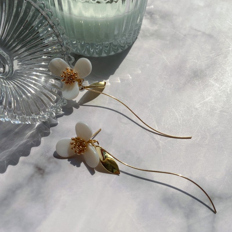 Flower Rhythm Shell Flower Branch Earrings - ต่างหู - เปลือกหอย สีทอง