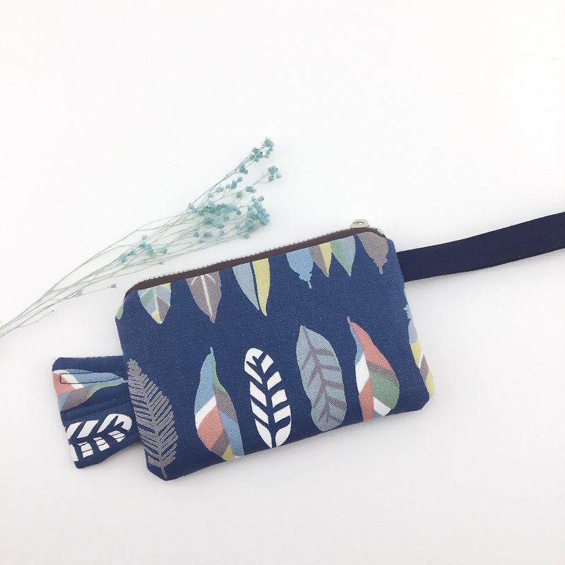 Fish wallet with tail fins / cosmetic bag / sundries bag - colored feathers - กระเป๋าใส่เหรียญ - ผ้าฝ้าย/ผ้าลินิน 