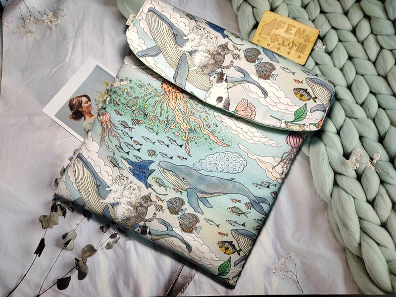 バッグコレクション - 日本人デザイナー生地使用「海の旅童話 クジラと猫」iPad Airタブレットケース 11インチ - タブレット・PCケース - コットン・麻 