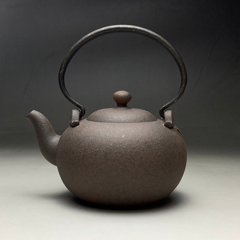 台灣良時美器【岩礦】圓潤墨泥提樑壺600 - 茶壺/茶杯/茶具 - 陶 咖啡色