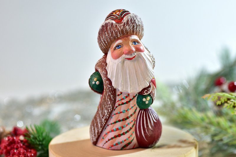 Little hand carved Santa, Special gift, mini Santa Claus, Russian Santa 10 cm - ตุ๊กตา - ไม้ สีแดง
