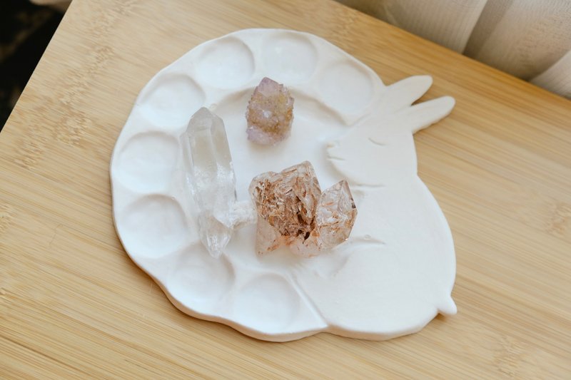 【情人節禮物】靜謐晚安白兔收納瓷盤/飾品擺拍與分格小皿飾品盤 - 擺飾/家飾品 - 陶 白色